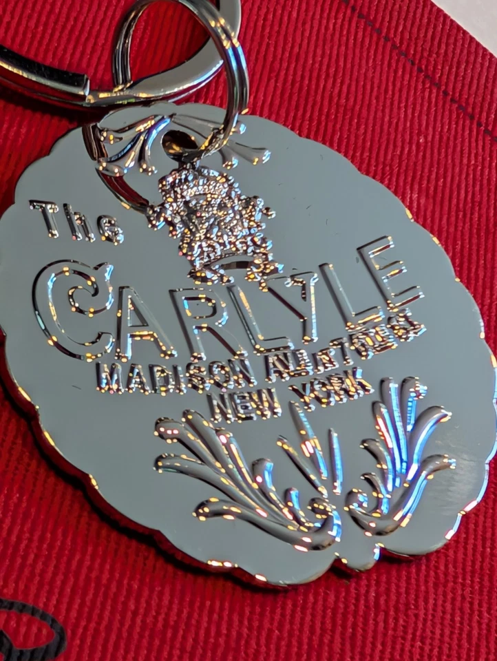 Llavero plateado The Carlyle Hotel New York City + servilleta barra Bellman Nueva York Foto 3 de 4