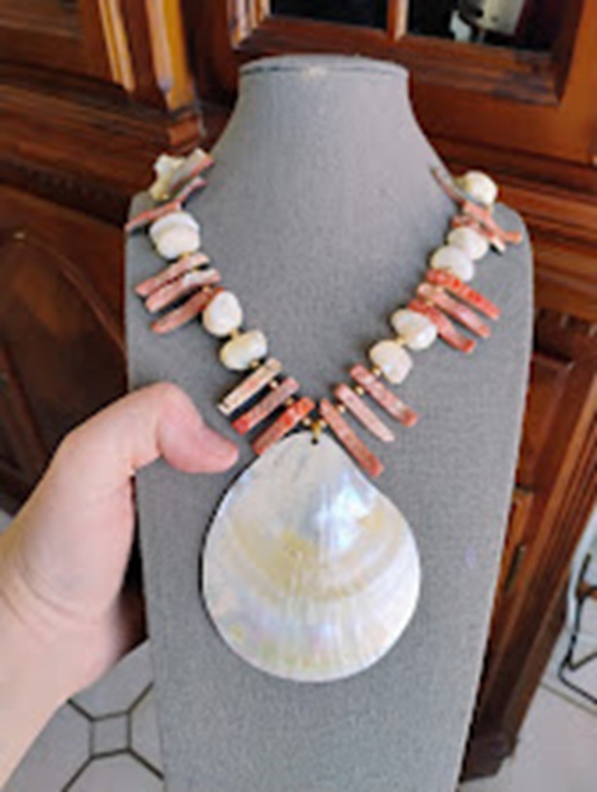 Large Shell statement necklace - image 1