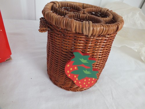 Avon Summer hostess set WICKER UTENSIL HOLDER strawberry design vintage NOS NIB - Picture 3 of 4