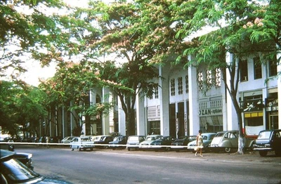 Scène de rue - Brazzaville - les Arcades - diapositive décembre 1967 - Photo 1/2
