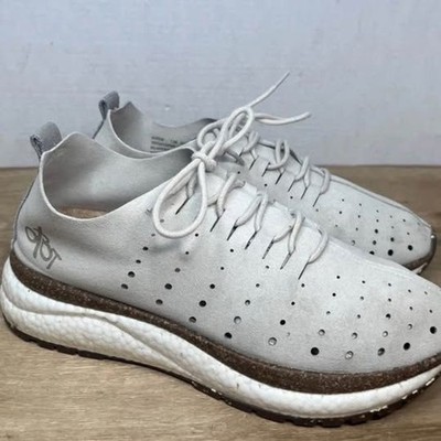 Women s (size 8) OTBT cream colored stylish tennis shoes in great condition!