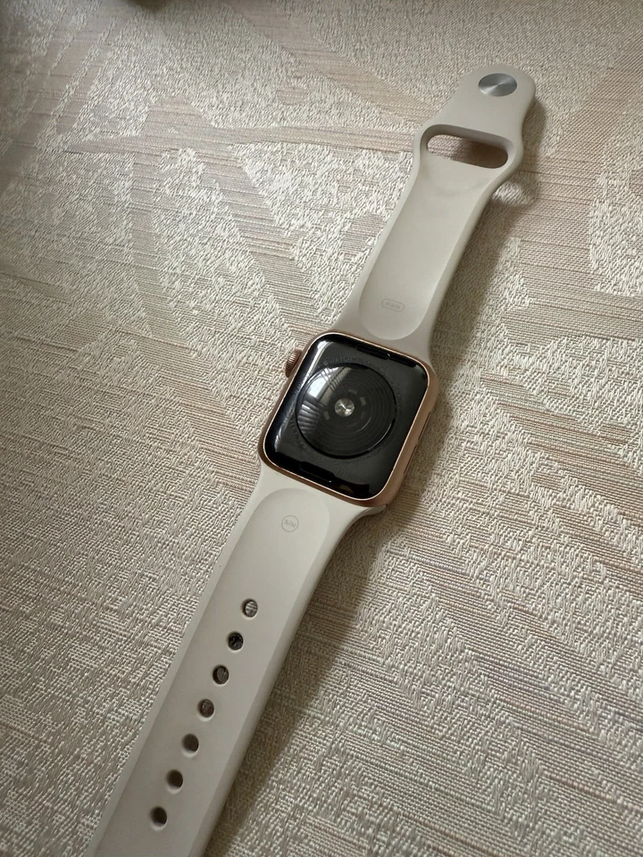 Apple Watch SE (2nd Generation) 40mm Aluminum Case with Sport Band - Starlight - Image 3 of 3