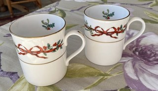 2 x Royal Worcester Holly Ribbons Tassen 9 cm hoch 1987 Vintage Weihnachten