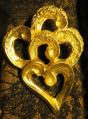 Christian Lacroix , belle broche vintage dorée.Coeur ,croix ,etoile