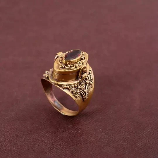 Anillo venenoso granate natural. Anillo caja oculta granate oro Foto 4 de 4