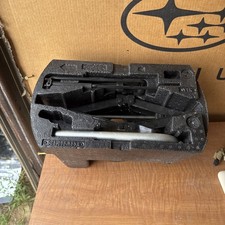 VW PASSAT 2012-2020 KIT DE HERRAMIENTAS NEUMÁTICO DE REPUESTO CASI COMPLETO JUEGO JACK 561012115A OEM