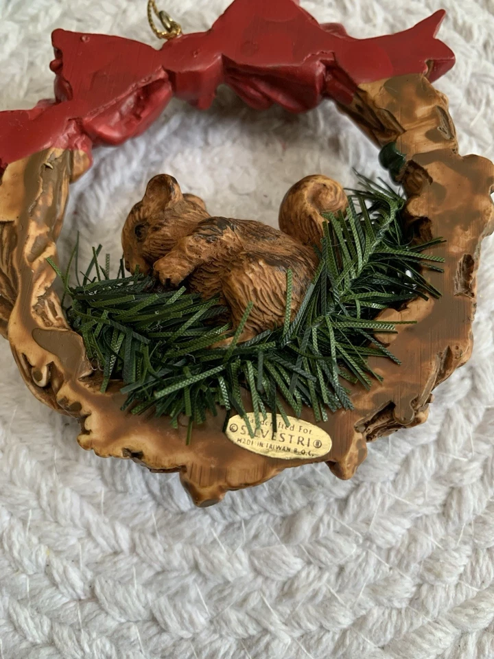 Adorno Ardilla Silvestri Vintage - Corona con Arco y Bayas, Taiwán R.O.C. Foto 3 de 4