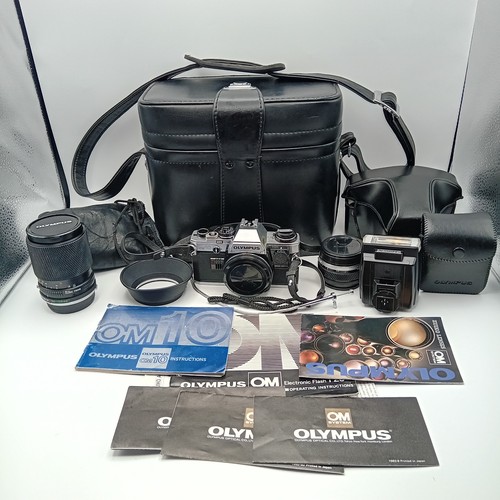 Olympus OM-10 35mm Kamera Konvolut - mit Zoomobjektiv, Blitz, Koffer - funktionstüchtig