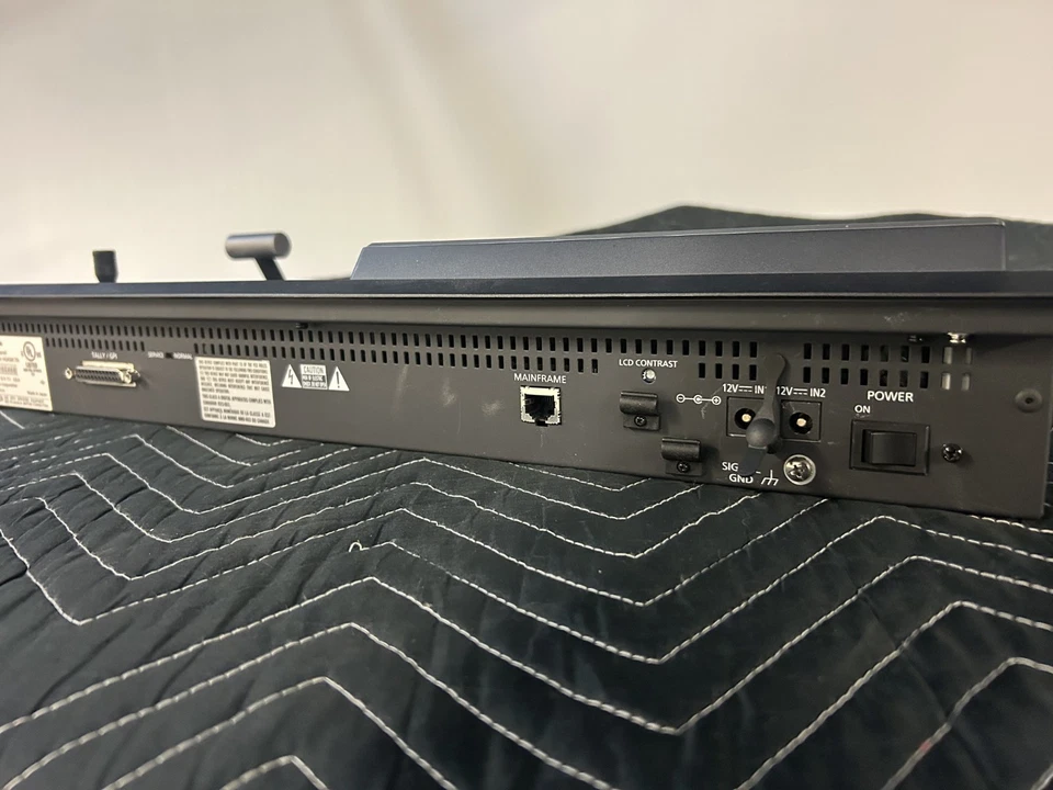 Conmutador en vivo multiformato Panasonic con mainframe y panel de control remoto Foto 4 de 4