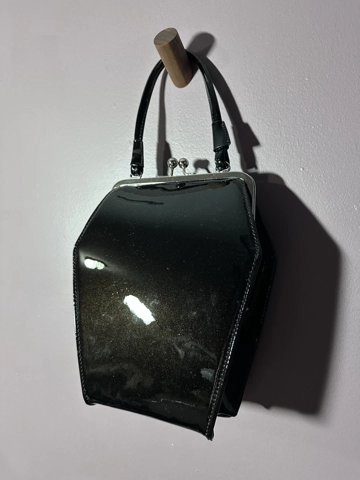 Bolsa de couro envernizado em forma de caixão com ferragens prata - Imagem 2 de 4