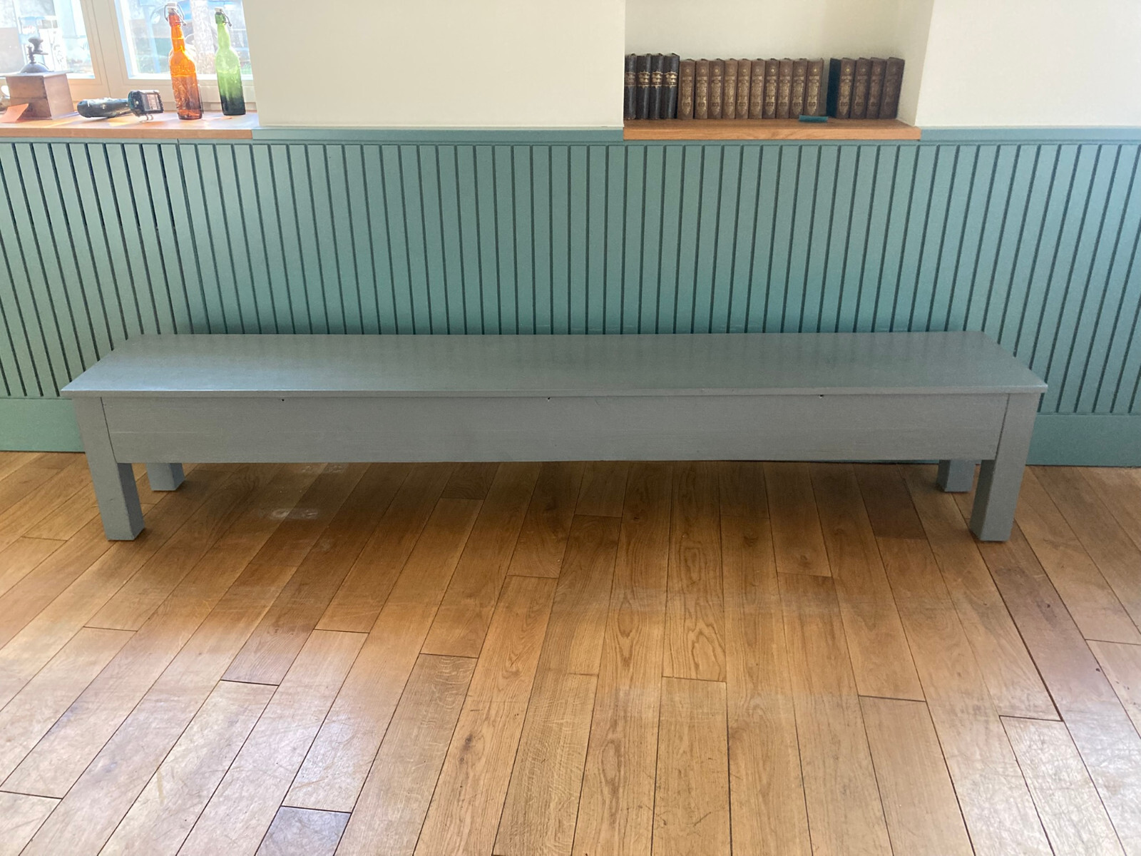 Lange Sitzbank - Vollholz lackiert für Gastronomie, Ladeneinrichtung, Esszimmer