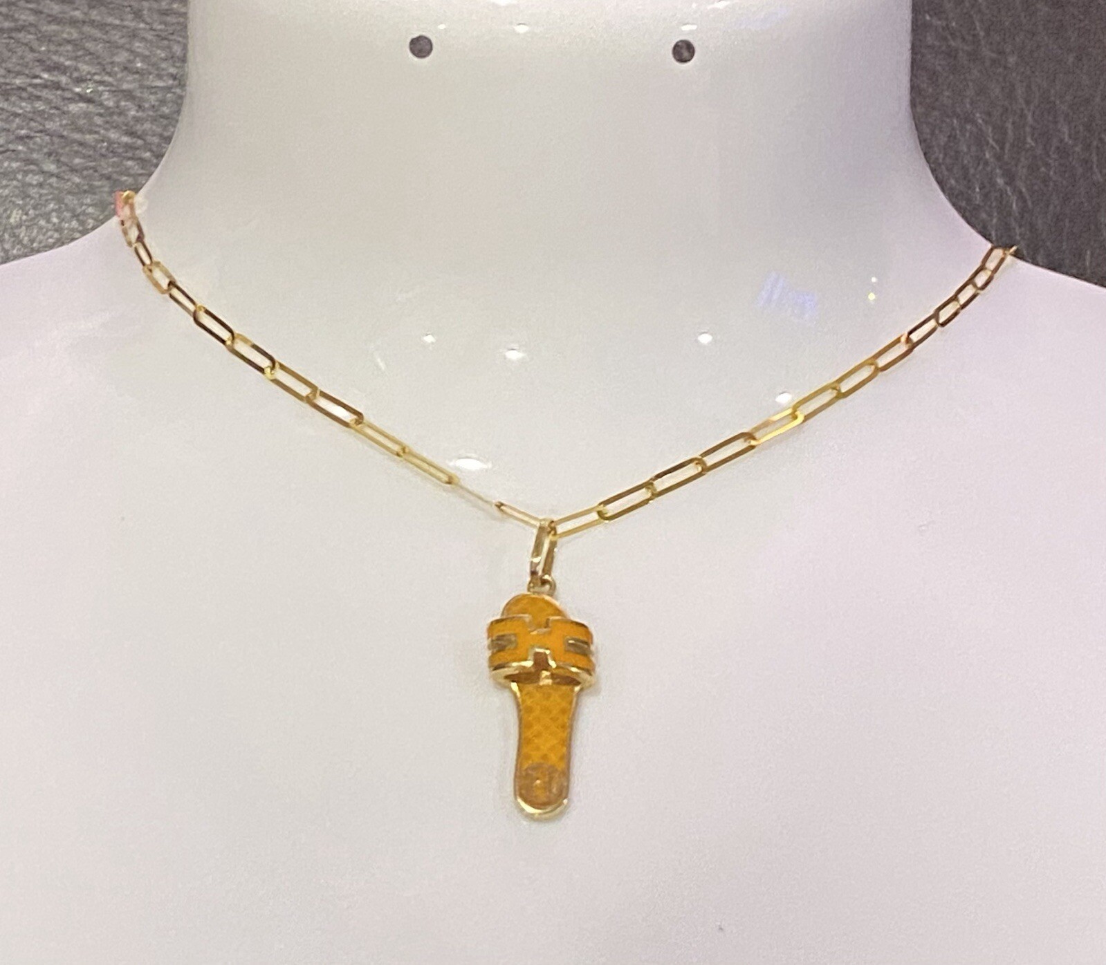 PANTOFOLA D’ORO Ciondolo smaltato pantofola 18 carati.