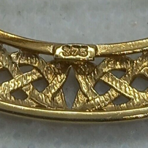 9ct yellow & white gold Oval Celtic brooch weight 2.8 grams with Roller clasp - Picture 6 of 9