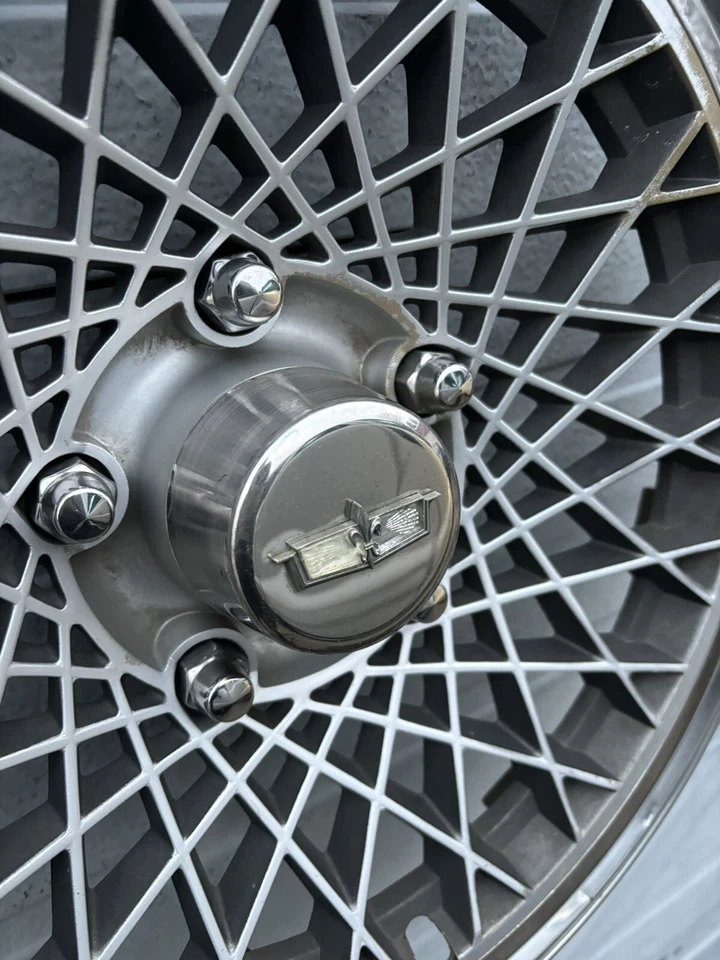 Chevrolet Caprice 1977-87 malla 15” tapacubos cubierta de rueda 2 puertas 4 puertas fabricante original usado 1 bonito Foto 4 de 4