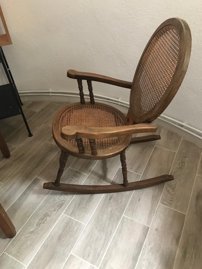 Antigua mecedora de madera y rattán