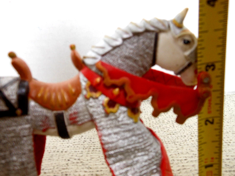 Caballo de juguete medieval de plástico en zócalo / 5 1/2" L X 4" H de colección Foto 3 de 4
