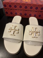 NIB Tory Burch Everly Slide Patent Leather Size 6 Signature Logo Lavender Cloud