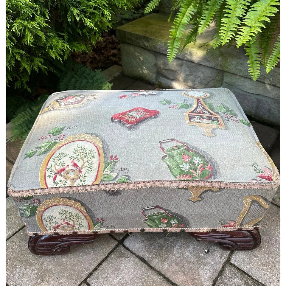 REPOSAPIÉS vintage madera maciza pesada patas talladas tela tapizada con tachuelas Foto 2 de 4