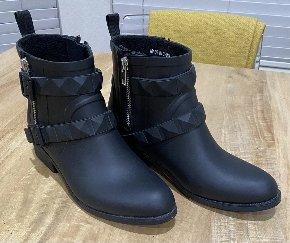 Bota de lluvia al tobillo Rebecca Minkoff Quincy de goma negra para moto 9M Foto 3 de 4