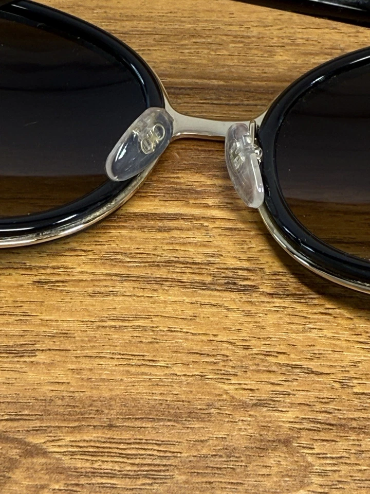 Gafas de sol Salvatore Ferragamo SF719S 001 marco negro dorado lentes degradadas grises Foto 3 de 4