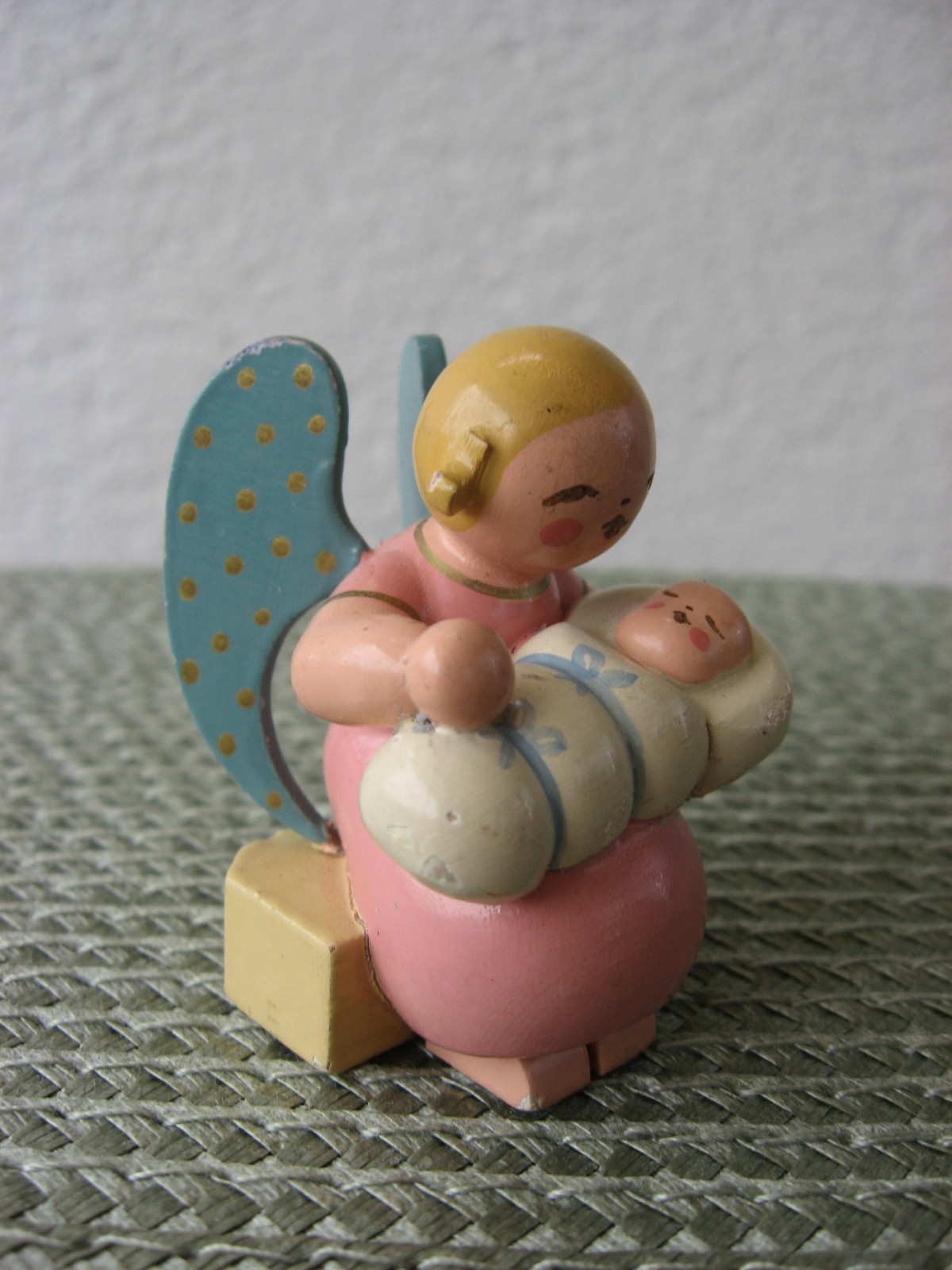 Wendt & Kühn alter , bunter Engel mit Kind Erzgebirge zu Satz Margeritenengel *