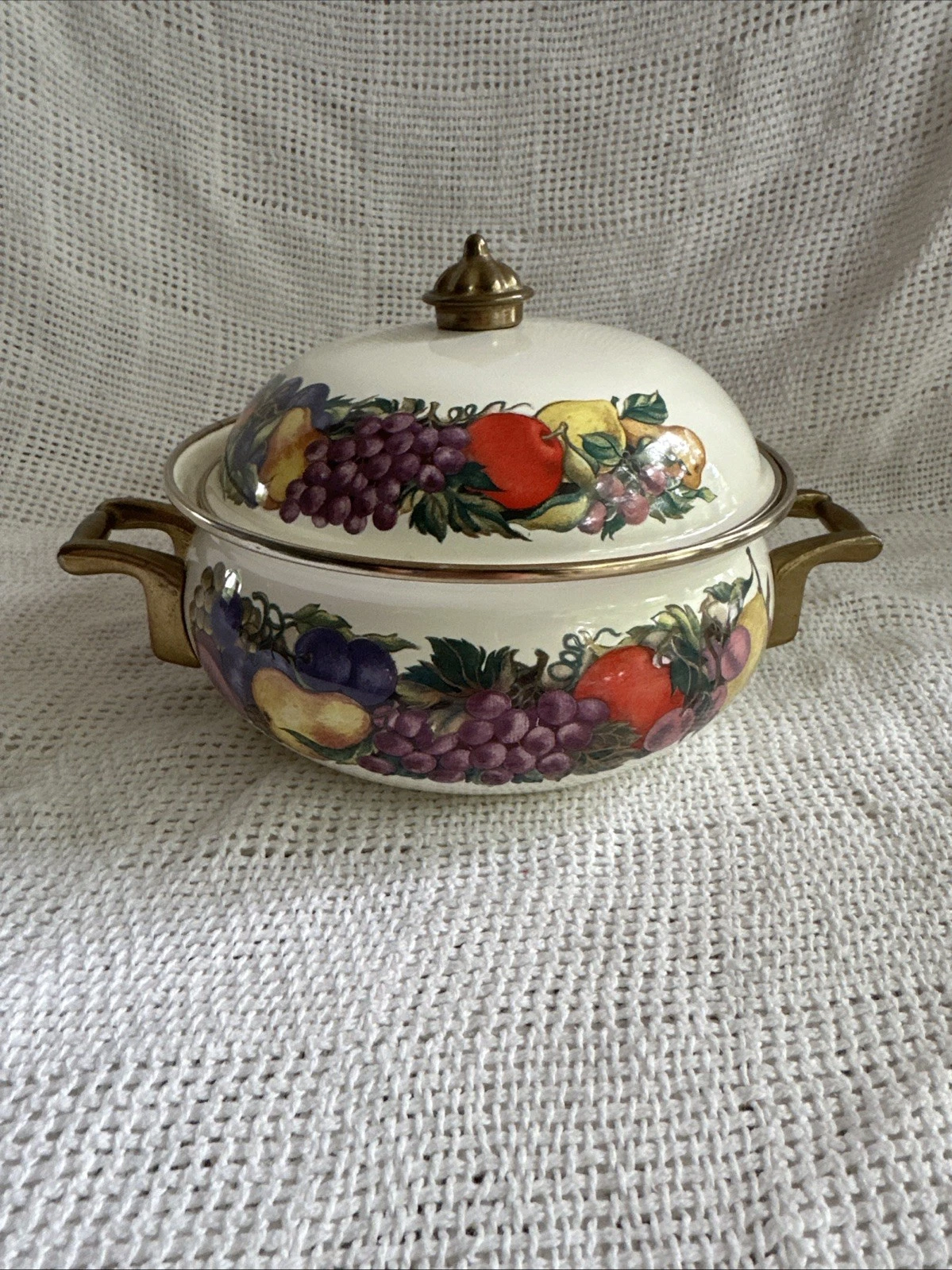 Vintage Cornucopia Enamelware Dutch Oven Pot Brass Knob and Handles Inv#186
Opens in a new window or