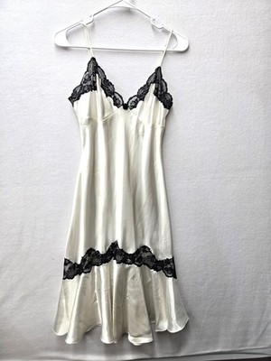 VTG FREDRICKS OF HOLLYWOOD TRAD WIFE SILKY NIGHTGOWN IN MED