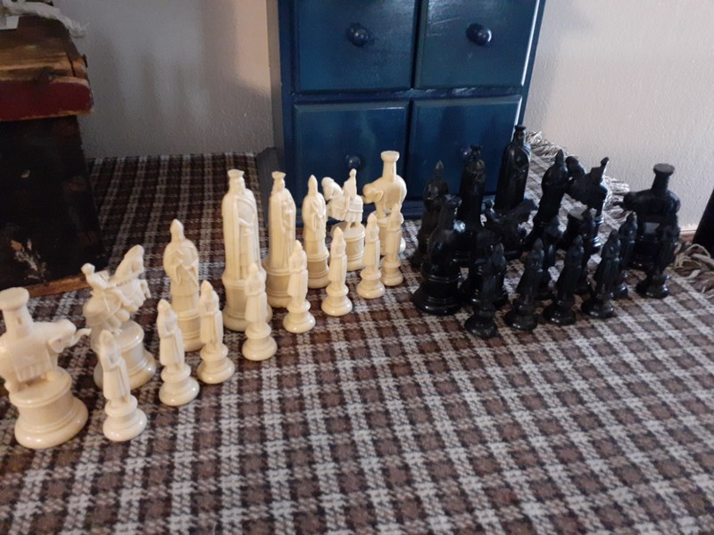 Vintage Set Kingsway Florentine 32 Chess Pieces Complete No Board Black Ivory