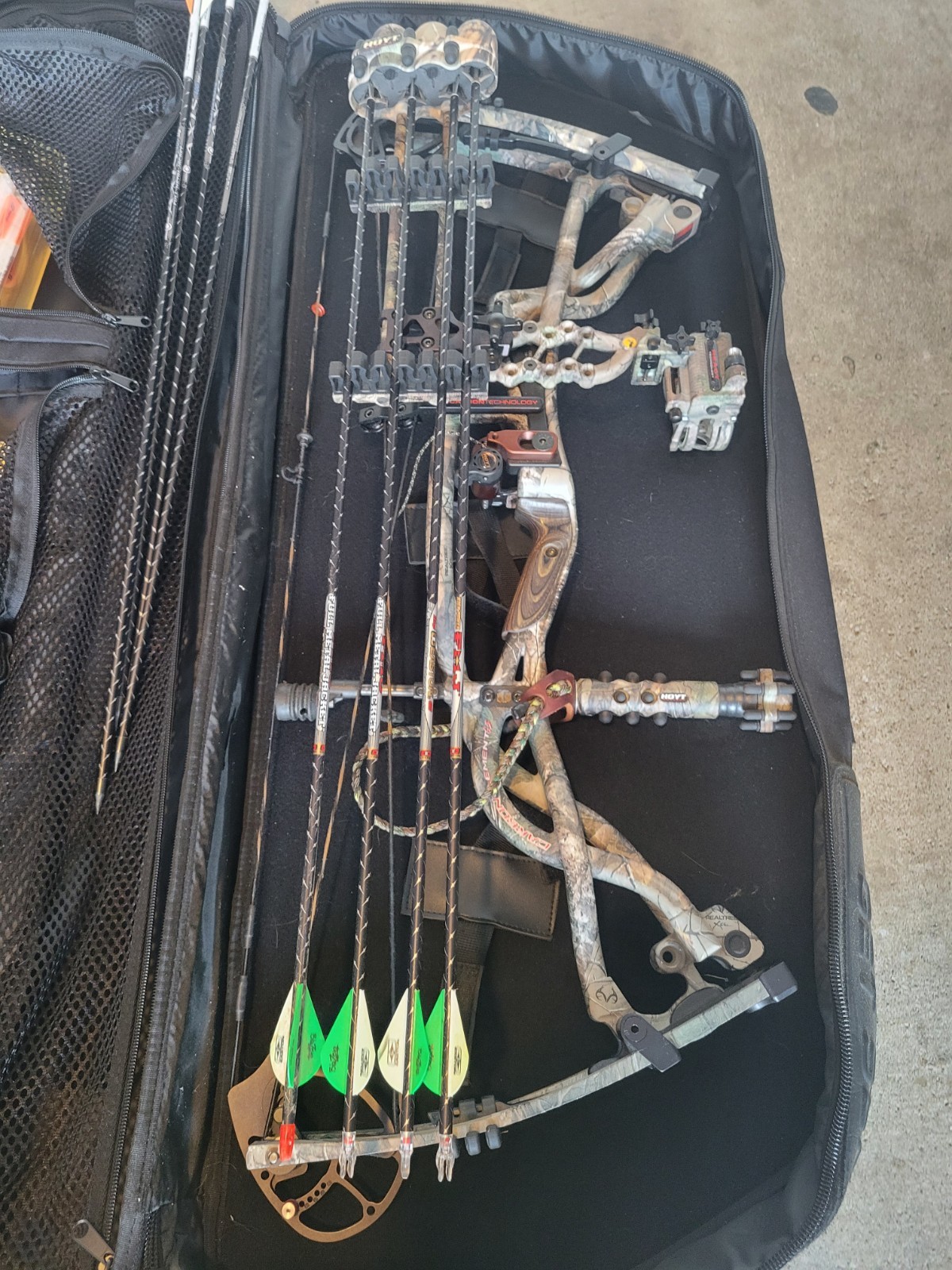 Hoyt Carbon Element . 29.5”. Draw 70lbs. Used In Good Condition.