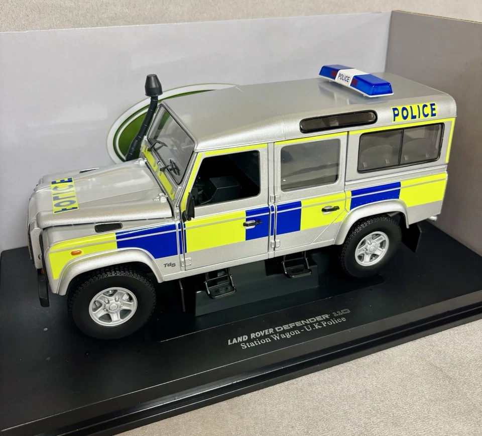 Land Rover Defender 110 Station Wagon UK Police 1/18 Universal Hobbies - Immagine 3 di 4