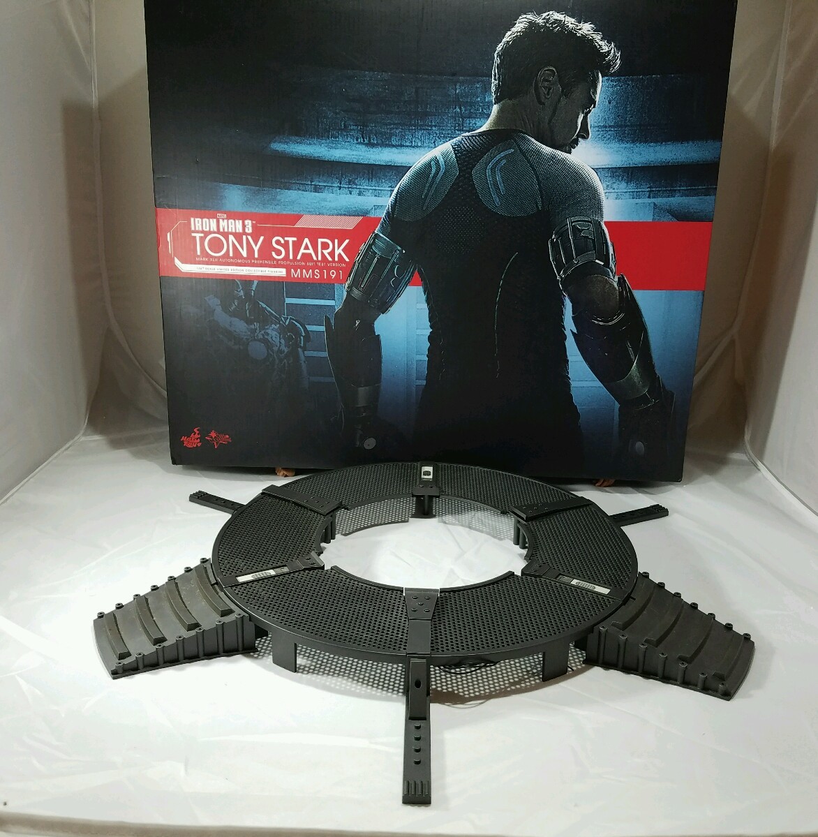 Hot Toys MMS191 Iron Man 3 Tony Stark 1/6 Workshop Base Diorama