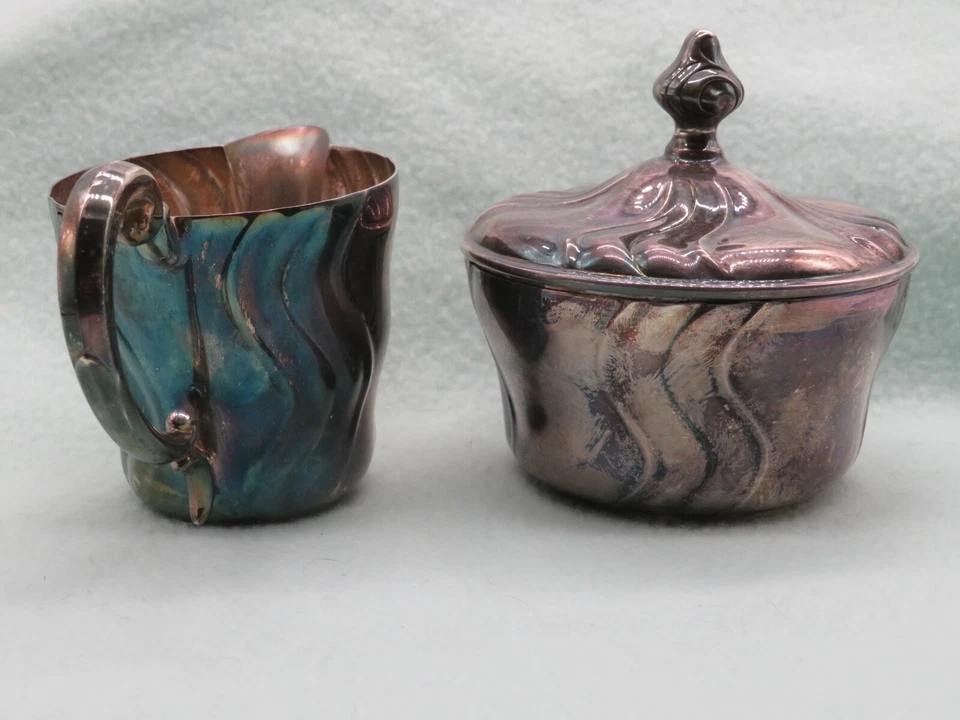 Crema y azúcar plateada vintage con patrón de remolino de tapa Foto 2 de 4