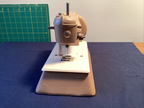 Vintage Miniature Singer Child's Sewing Machine Case Great Britain - Picture 5 of 10