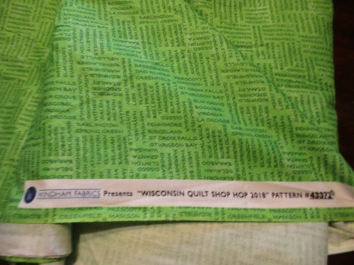 1 Fat Quarter Baumwollstoff Wisconsin Quilt Shop Hop 2018 Stadtnamen grün - Bild 3 von 3