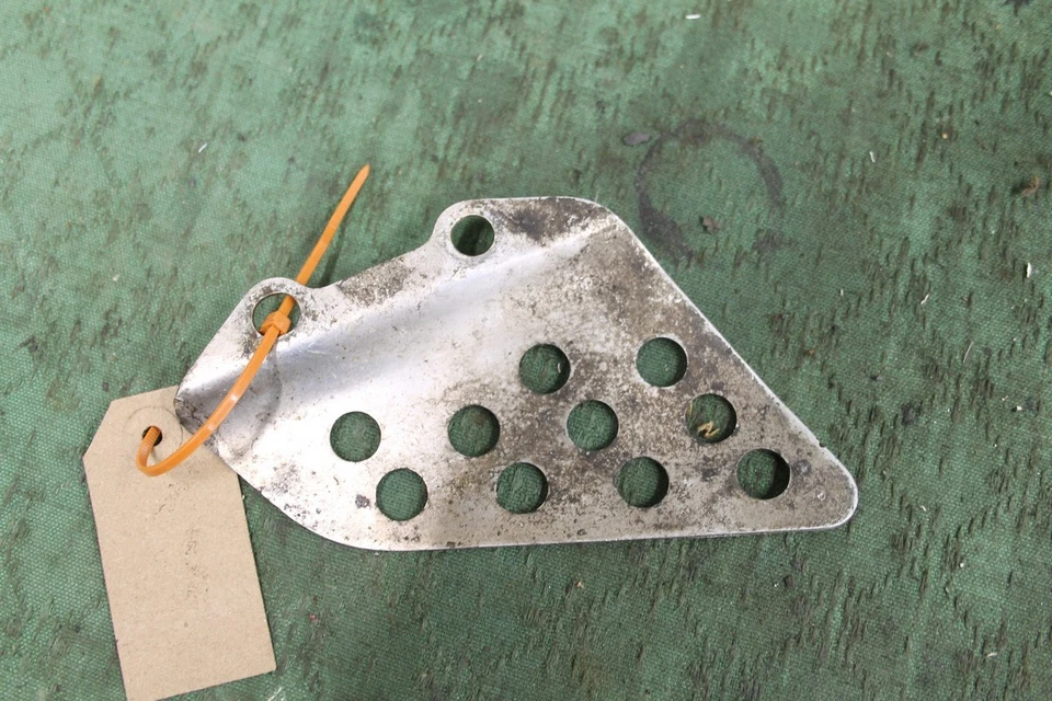 Kawasaki ZX900 B3 ZX9R 1996 RIGHT Hand Side Riders Alloy Heel Plate Guard - Image 4 of 4