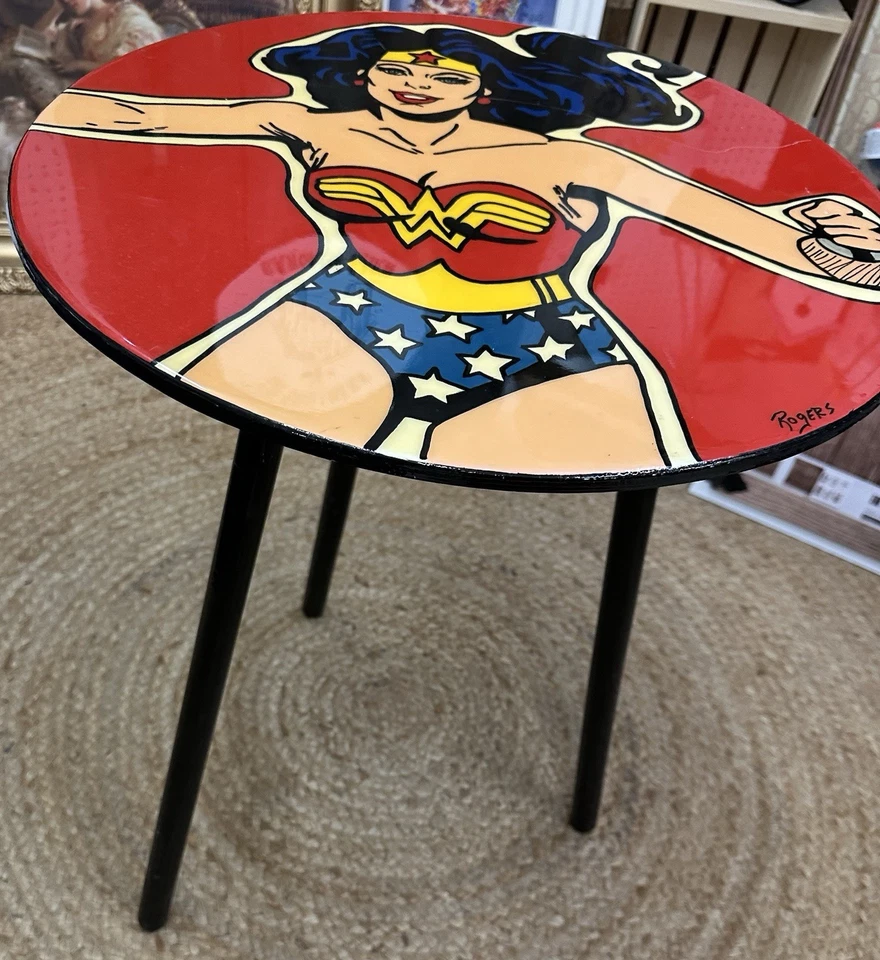 Mesa Wonder Woman con patas extraíbles. Arte de mesa o pared. ONE OF A KIND Foto 2 de 2