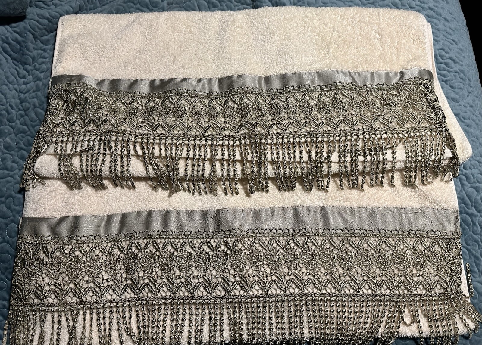 Croscill Decorative Towel Set With Matching Shower Curtain Please Read Discrip