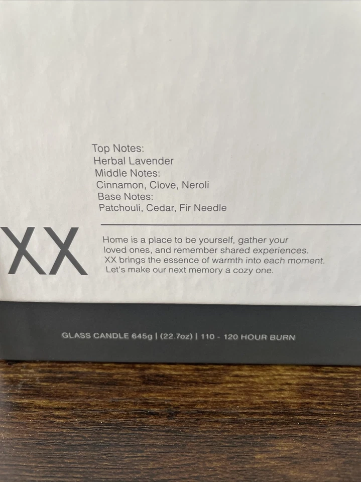 Notes by Votivo Twenty XX 22,7 oz tarro de vidrio vela aguja de abeto y aroma a canela Foto 2 de 4