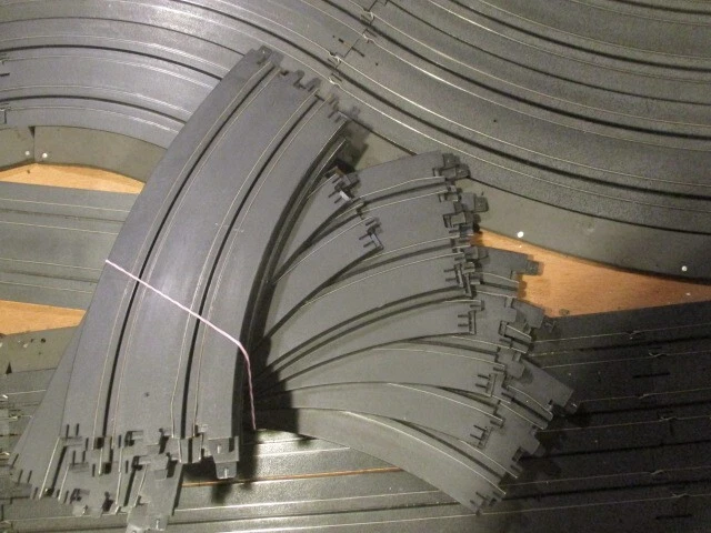 40 Matchbox Speed track 12 INCH RADIUS CORNERS SLOT CAR TRACK - Image 3 of 4