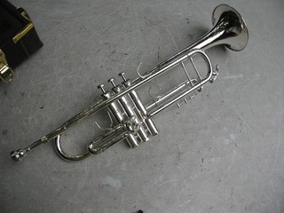 neuwertige silberne B Trompete Vincent Bach Stradivarius 37 (Kopie)