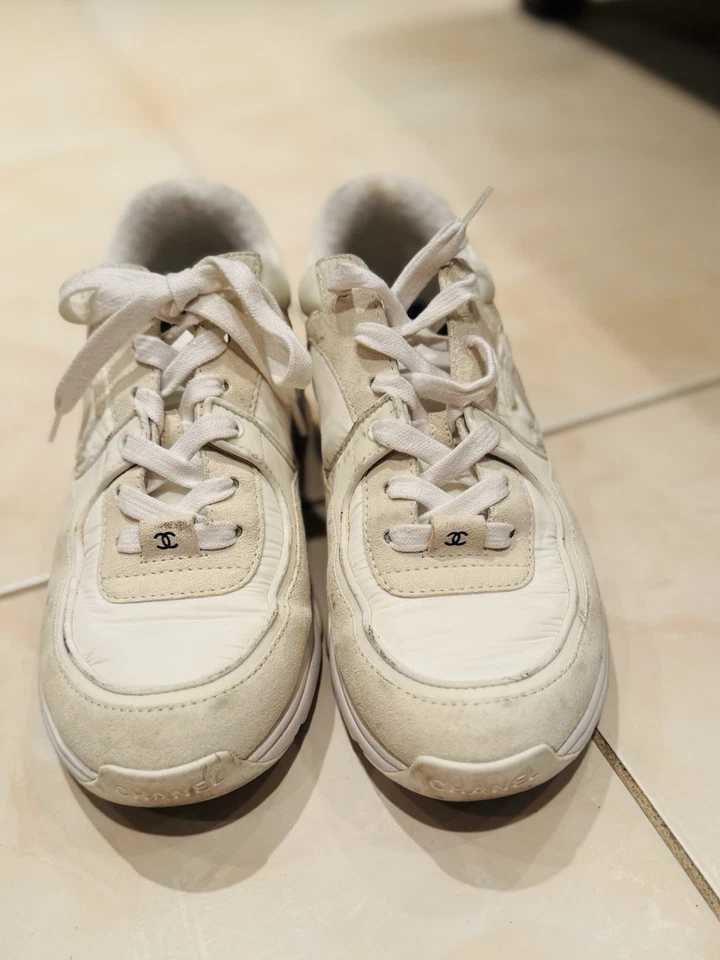 Tênis CHANEL camurça couro de bezerro tecido logotipo CC - Tamanho 37,5 - Imagem 2 de 4