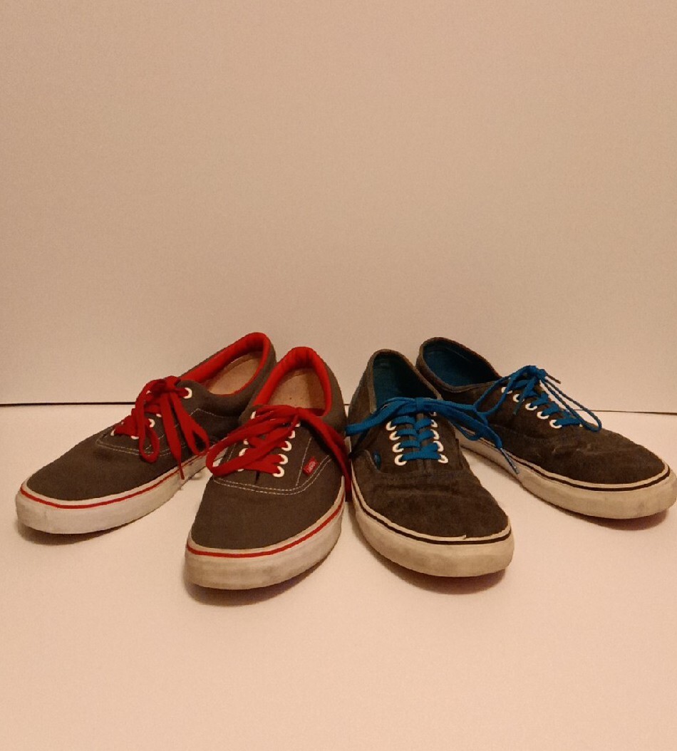 Lotto di 2 paia Vans. Sneakers da uomo grigie e rosse grigie e blu da parete taglia 12