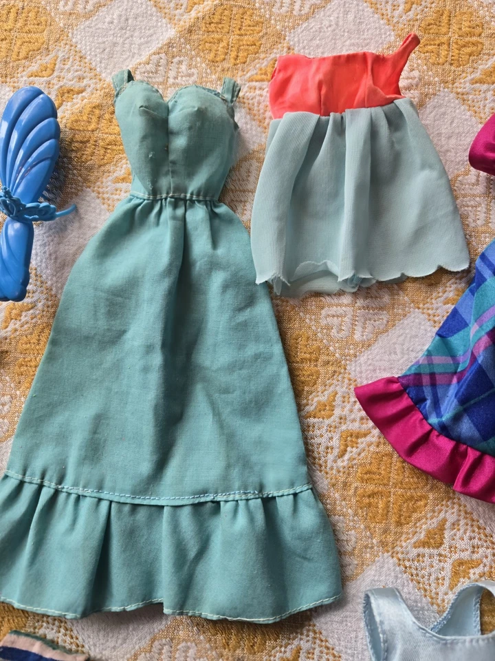 LOTE DE ROUPAS 18 peças vintage anos 70-80 BARBIE azul VESTIDO Calças TOPS shorts BRINCOS  - Imagem 3 de 4