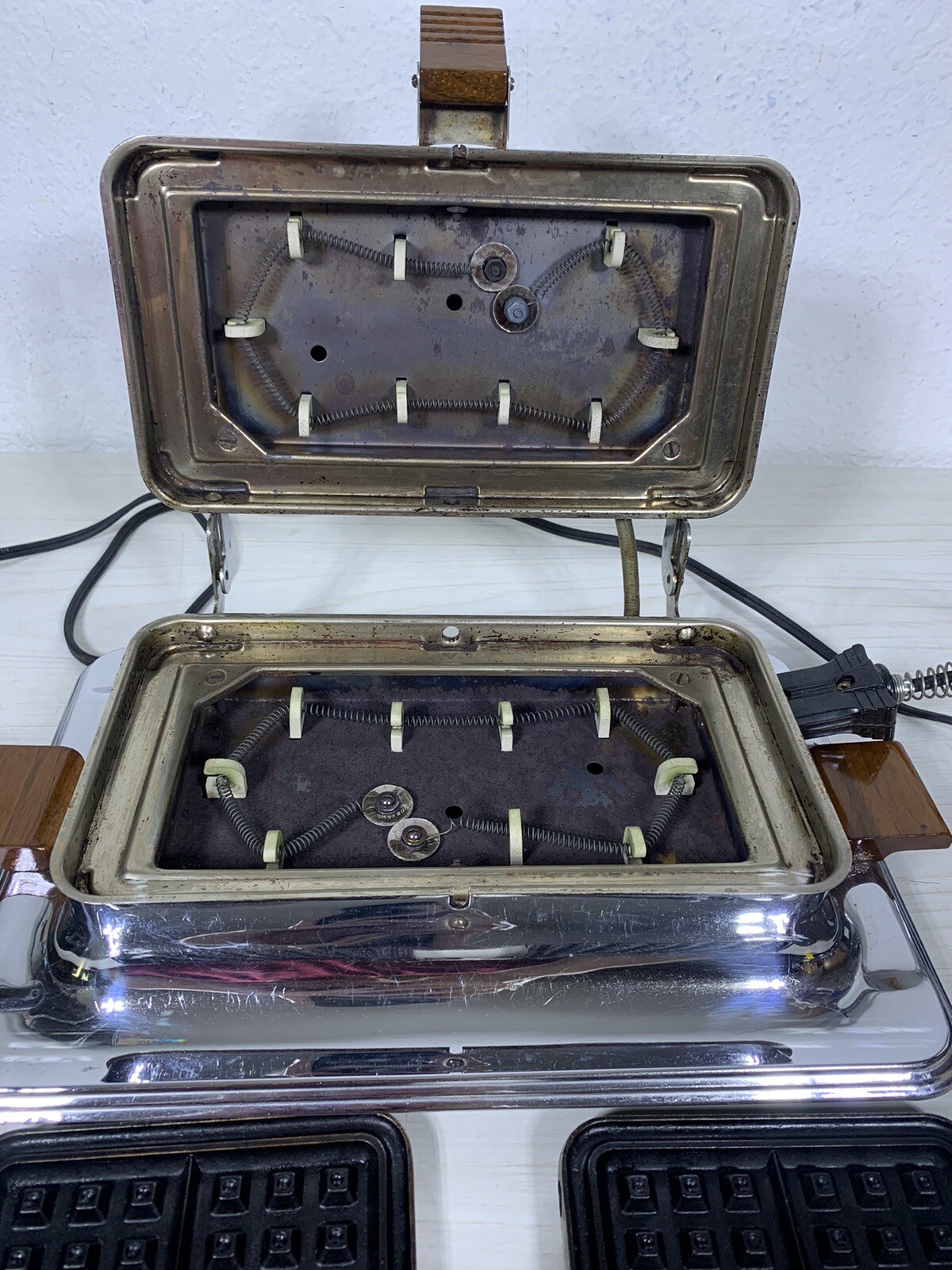 Vintage MCM Dominion Electric Waffle Iron Maker Chrome Model 567 Art