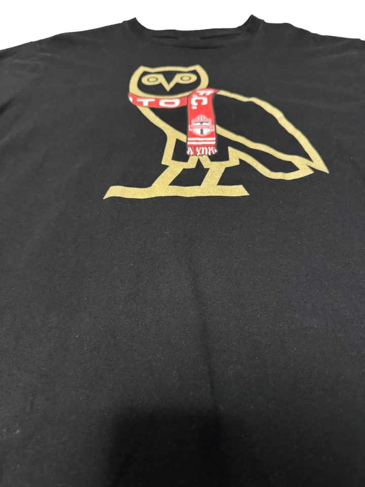 Camiseta OVO X Toronto FC OG Owl Drake & Insigne Negra Dorada TFC Exclusiva Drake Grande Foto 4 de 4