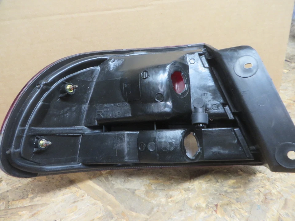 MAZDA 626 1995-1997 OEM # 2YP-937-655 OEM LUZ TRASERA PASAJERO DIESTRO nueva Foto 2 de 4