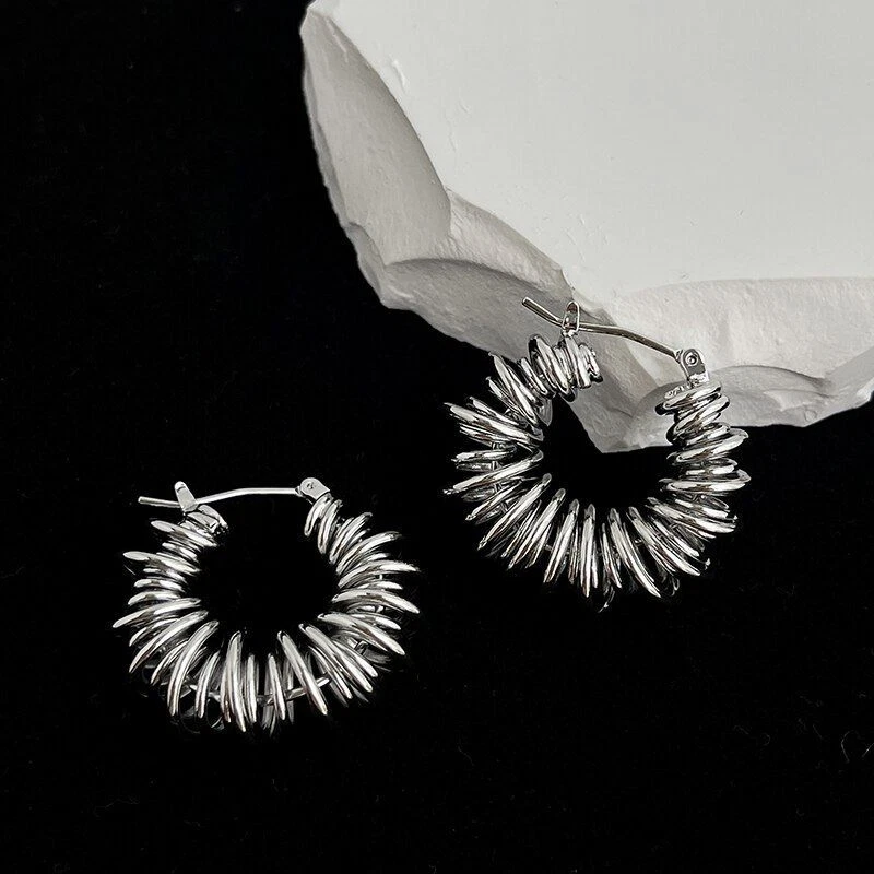 Pendientes Espiral Moda Pasarela Metal Lazo Hueco Pendientes Color Oro y Plata Foto 2 de 4