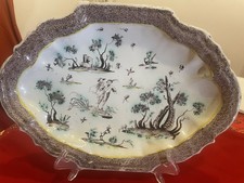 Grande piatto in maiolica Savona a forma ovoidale .