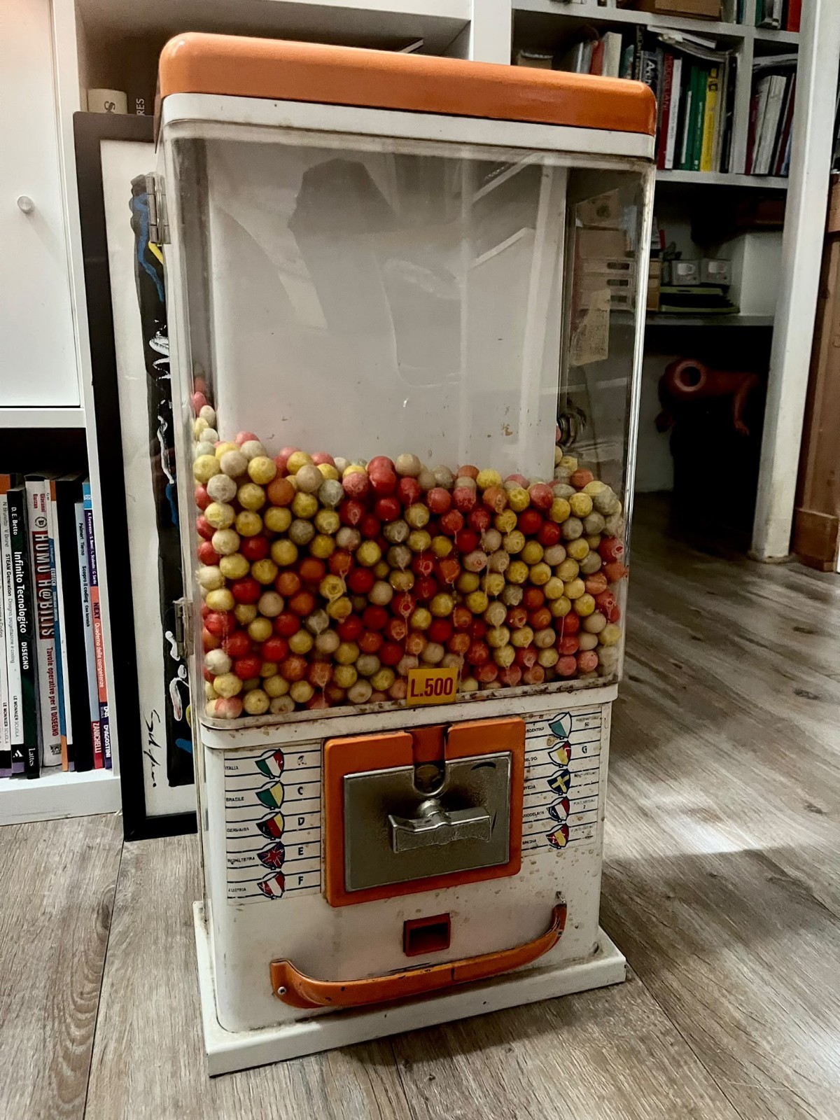 Distributore a gettoni vintage L.500 per palline/caramelle, bianco/arancione