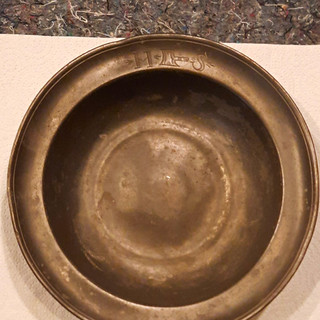 Runde Metallschale/Schüssel (Zinn?) mit Gravur Punzen und Zinnpunzen